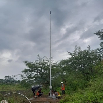 tiang monopole di perkebunan